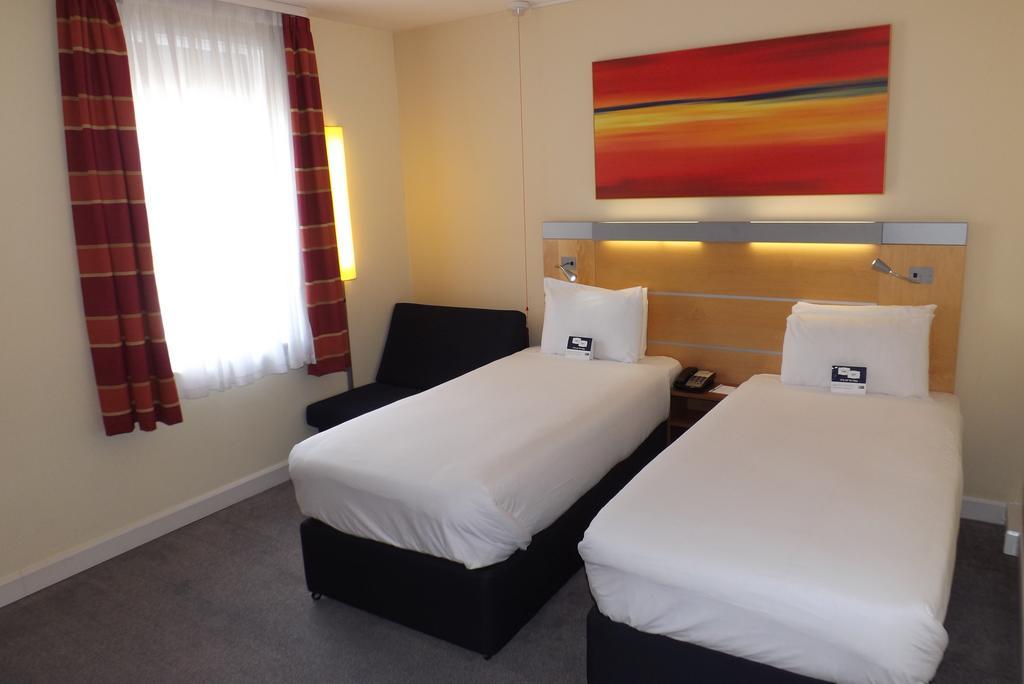 Holiday Inn Express Liverpool John Lennon Airport Exterior photo